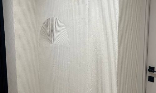 Художественная работа «Полосы» на стенах квартиры по ул. Правды